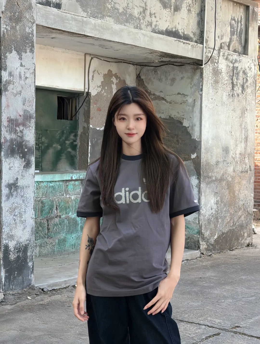 No watermark upper body rendering 𝟬𝟱𝟰𝟰#Exclusive real shot/difference between various stolen pictures and online version on the market [𝗮𝗱𝗶𝗱𝗮𝘀Adidas Clover & Wang Hexi Same Style Contrast Color Retro T-shirt] ✅This Retro Contrast Color T-shirt directly brings out the American Retro feel Classic round neck with contrasting edging design, available in white, red and dark gray colors. No matter skin color or body shape, men and women can easily choose the same style for couples! . ✅ Original mold opening, pure original/tag washed wheat ribbon individually coded/full set of 1:1 customized accessories ➕Customized three-label ➕𝗬𝘂𝗮𝗻 version of the tag ➕𝗹𝗼𝗴𝗼 packaging bag🔥 ➕Scan the QR code to enter the official website. Complete with three labels! Perfect Quality! Highly recommended! ✅Top version, ins Xiaohongshu Kuaishou = lots of bloggers’ outfits. ✅Adi’s absolute Hot Sale star Same Style details are online, feel free to compare! The iconic Adidas logo embellishes the chest, highlighting the brand's charm. Fixed color and classic three-bar stripes, classic will never go out of style! Versatile is not picky, the original model is perfect for the upper body, so buy it with your eyes closed! ✅Easily adaptable to various sports or daily leisure scenes. Whether you are running for fitness or hanging out on the street, it can keep you full of energy without losing the sense of fashion. ✅Complete sizes to meet the needs of different body shapes! Color; White Size S-XXL